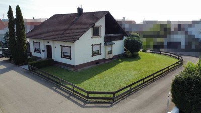 +Bellenberg+ Großzügiges Ein-/Zweifamilienhaus mit 724 m² gr. Grundstück u. 2 Garagen..