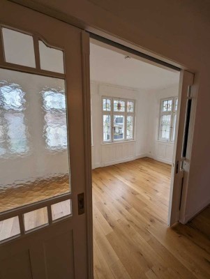 Großzügiger Altbau -
6,5-Zimmer-Wohnung mit Balkon & Wintergarten