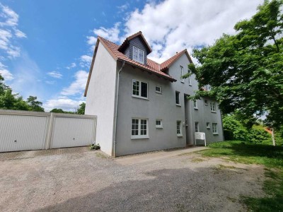 Idyllische und charmante 2 -Raum Wohnung in begrünter Lage mit EBK und Balkon!