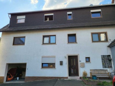 Zweifamilienhaus mit großem Garten und Garage