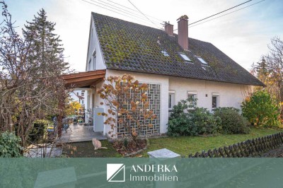 Geräumiges Zweifamilienhaus in Hanglage mit großem Grundstück & viel Potenzial!