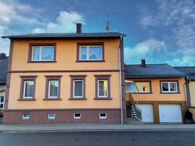 Steinwenden - Geräumiges Ein - / Zweifamilienhaus in Ortsrandlage