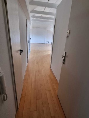 Tolle Dachgeschosswohnung mit großem Wohnraum und Parkettboden