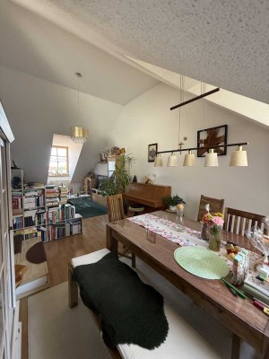 Charmante 3-Zimmer-Dachgeschosswohnung mit Tiefgaragenstellplatz und Aufzug