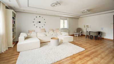Moderne Wohlfühloase mit Pool, Sauna &amp; Garage!