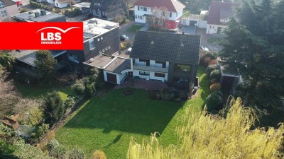 Freistehendes Zweifamilienhaus mit großem Garten und Balkon I TOP-Wohnlage!