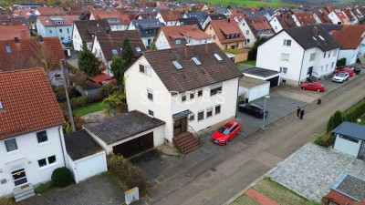 Freistehendes 3-Familienhaus mit großem Grundstück, Garagen & Potenzial in ruhiger Lage