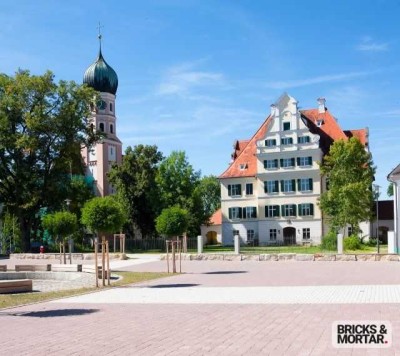 Wohnen im Schloss, stilvolle 2,5 Zimmer-Dachgeschosswohnung in Denkmalgeschütztem Anwesen