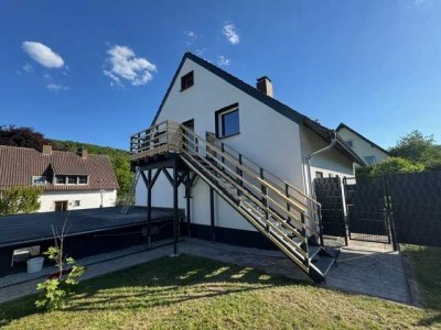Erstbezug nach Komplettrenovierung 4,5-Zimmer-Maisonette-Wohnung mit Garten und Balkon
