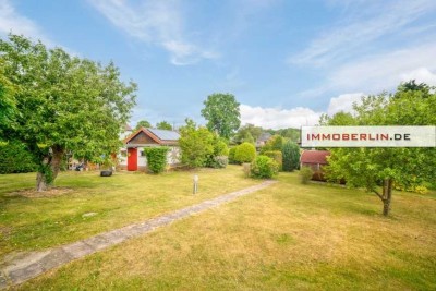 IMMOBERLIN.DE - Traumhaftes Wassergrundstück mit attraktivem Einfamilienhaus & Nebengebäuden