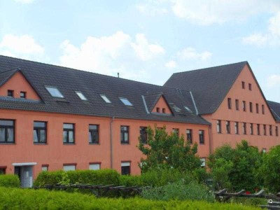 Hübsche, kleine 4-Zimmer-Wohnung mit Laminatboden und Badewanne * ruhige Lage mit Gartenblick