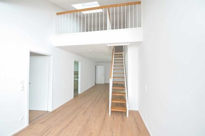 NEUBAU ! Außergewöhnliche 3 Zi. - Maisonettewohnung, sehr große Westterrasse, zentrale Lage