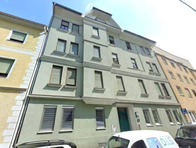 Erstbezug: Sanierter 2 ZIMMER-Altbau, ruhige Terrasse 8,5m², Loggia 5,2m², nagelneue Einbauküche!
