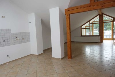 Großzügige Dachgeschosswohnung mit Wintergarten, Balkon & Weitblick – sofort bezugsfrei!