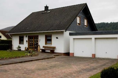 Gepflegtes Einfamilienhaus mit ebenerdigen Grundstück und Doppelgarage in Holzständerbauweise