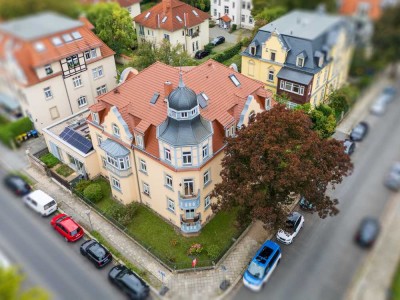 BEZUGSFREIE 3 Zimmer Dachgeschosswohnung mit Dachterrasse, Einbauküche und Einbaumöbeln