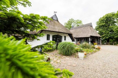 STILVOLLES LEBEN IM GRÜNEN – EXKLUSIVES REETDACHHAUS AM JADEBUSEN NORDSEE HAUS BAUERNHAUS