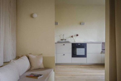 Erstbezug nach Sanierung: Möbliertes Design-Apartment mit Einbauten und Loggia