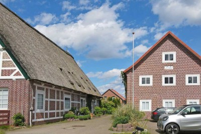 Historisches Ensemble: Bauernhaus und Reetdachhaus mit insgesamt 7 Wohnungen, 2 davon vermietet