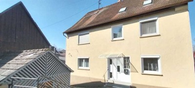 Familienfreundliches Einfamilienhaus mit viel Platz und Nebengebäuden.