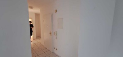 Sehr schöne und helle Erdgeschosswohnung mit balkon und Küche. Stellplatz direkt vor dem Haus.