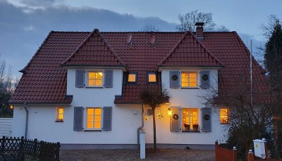 Kleines individuelles Haus mit schönem Garten und Carport