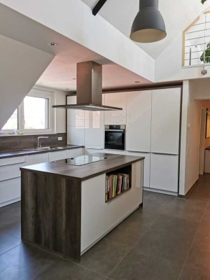 Exklusiv - modern - hochwertig
4-Zimmer-Maisonette-Wohnung mit Dachterrasse und Garage!