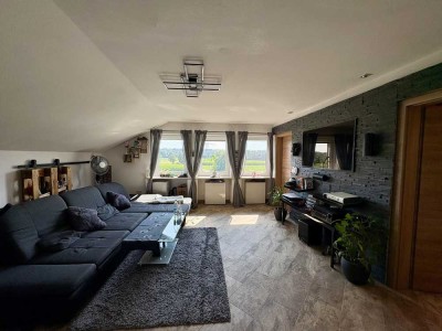 Moderne 3 Zimmer DG Wohnung mit Garten und Garage