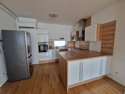 Modernes Zuhause mit Loggia &amp; Tiefgarage – Ideal für Familien oder als WG!