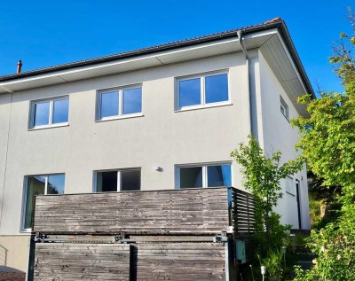 Helle Doppelhaus-Stadtvilla mit Fernblick ins Grüne