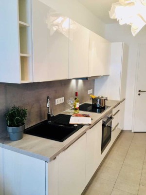 Exklusive möblierte, barrierefreie 2 Zimmer Wohnung mit Loggia