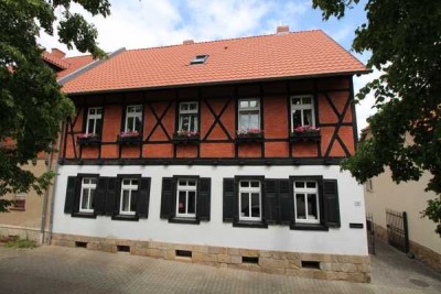 Hochwertig zum luxuriösen Einfamilienhaus umgebaut, mit Einliegerwohnung im Dachgeschoss !