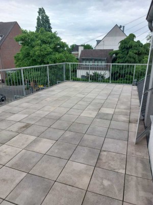 Schöne 2 Zimmer-DG-Wohnung für SINGLES mit grosser Terasse in Düsseldorf-Flehe