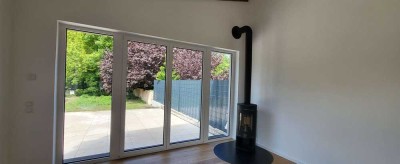 Neubau-Erstbezug: sehr schöne Wohnung, mit Wärmepumpe, PV-Anlage, Kamin, Sonnenterrasse, Garten
