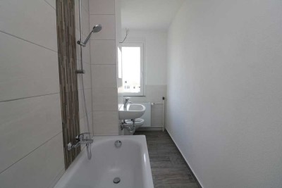 Jeder braucht eine Insel…neu sanierte 3-RW mit Wanne & Balkon!!!