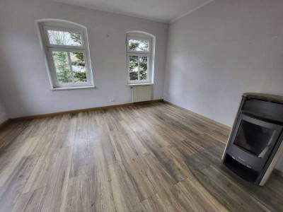 Frisch sanierte, große 5-Raum Wohnung in Cranzahl mit Kamin, Garage und Garten!