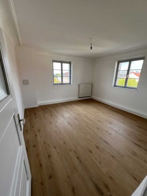 Frisch renovierte 4 Zimmer DG Wohnung