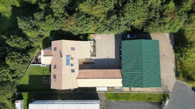 Flexibel nutzbare Immobilie: Exklusives Wohnhaus mit 3 Gewerbehallen, 2 Garagen und Büro!