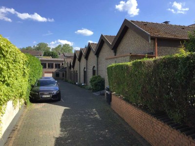 Ein helles Zimmer mit Hochebene im ruhigen Gemeinschaftshaus