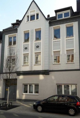 Ruhige, barrierearme und helle 2 Zimmer EG-Wohnung im sanierten Jugendstil-Altbau mit kl. Terrasse