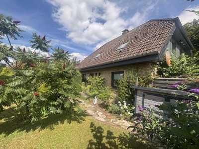 Solides Haus mit 7 Zimmern und Doppelgarage in ruhiger Sackgassenlage