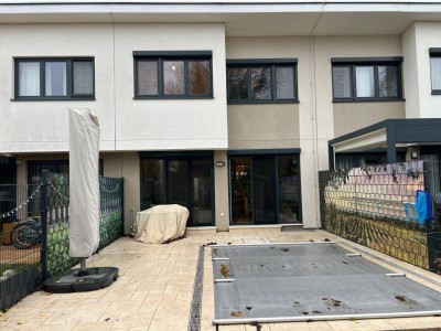Modernes Reihenhaus, möbliert mit Pool und E-Stellplatz