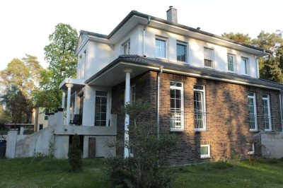 Frei stehendes Villen-Einfamilienhaus mit großem Grundstück und gehobener Innenausstattung in Falken