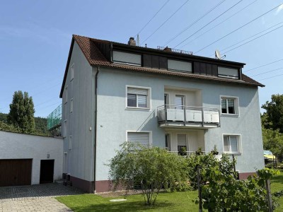 Gepflegtes Dreifamilienhaus mit 2 Garagen und großem Grundstück in  Regensburg Schwabelweis