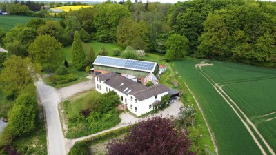Idyllisches Hofanwesen mit zwei Wohneinheiten, gepflegter Scheune und eigenem Buchenwald