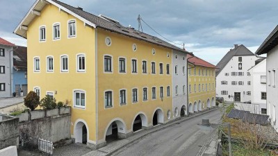 Geräumiges Reihenmittelhaus mit zwei Wohnungen und Gewerbeeinheit im Herzen von Ebersberg