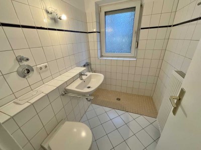 Renovierte Érdgeschoss-Wohnung mit bodengleicher Dusche frei!