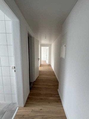 Erstbezug nach Sanierung: Attraktive 4-Raum-Dachgeschosswohnung in Moers