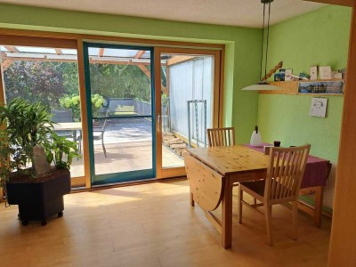 Gepflegtes Einfamilienhaus mit großem Garten, Kamin und überdachter Terrasse