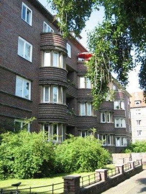 Großzügige 3,5 Zimmer Altbauwohnung mit Runderker, Balkon und Loggia. (provisionsfrei)